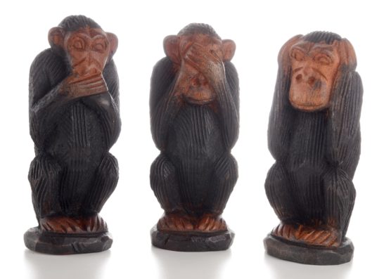 Drei Holzskulpturen sitzender Affen, jeweils mit unterschiedlichen Gesten.